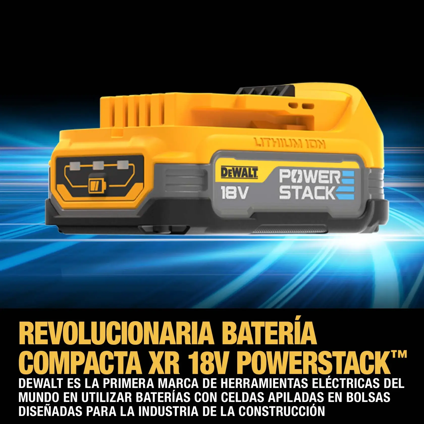 Batería compacta DEWALT PowerStack de 18V de ion de litio sobre un fondo gráfico azul, con texto destacado que la presenta como una batería revolucionaria. Se añade que DEWALT es la primera marca de herramientas eléctricas en el mundo en utilizar baterías de celdas apiladas diseñadas para la industria de la construcción.