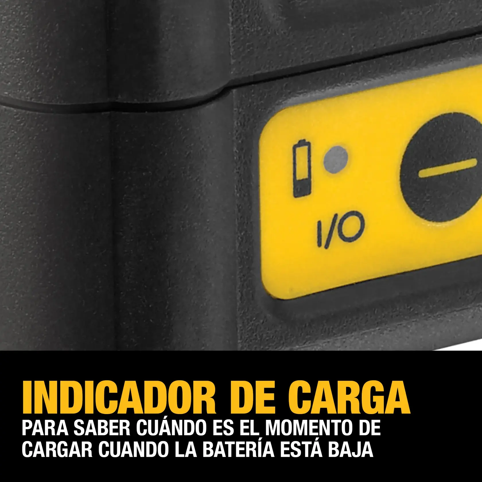 Una herramienta nivel láser DeWALT colocada en el suelo dentro de un edificio sin terminar, proyectando una línea láser verde sobre el suelo para alinear la construcción.