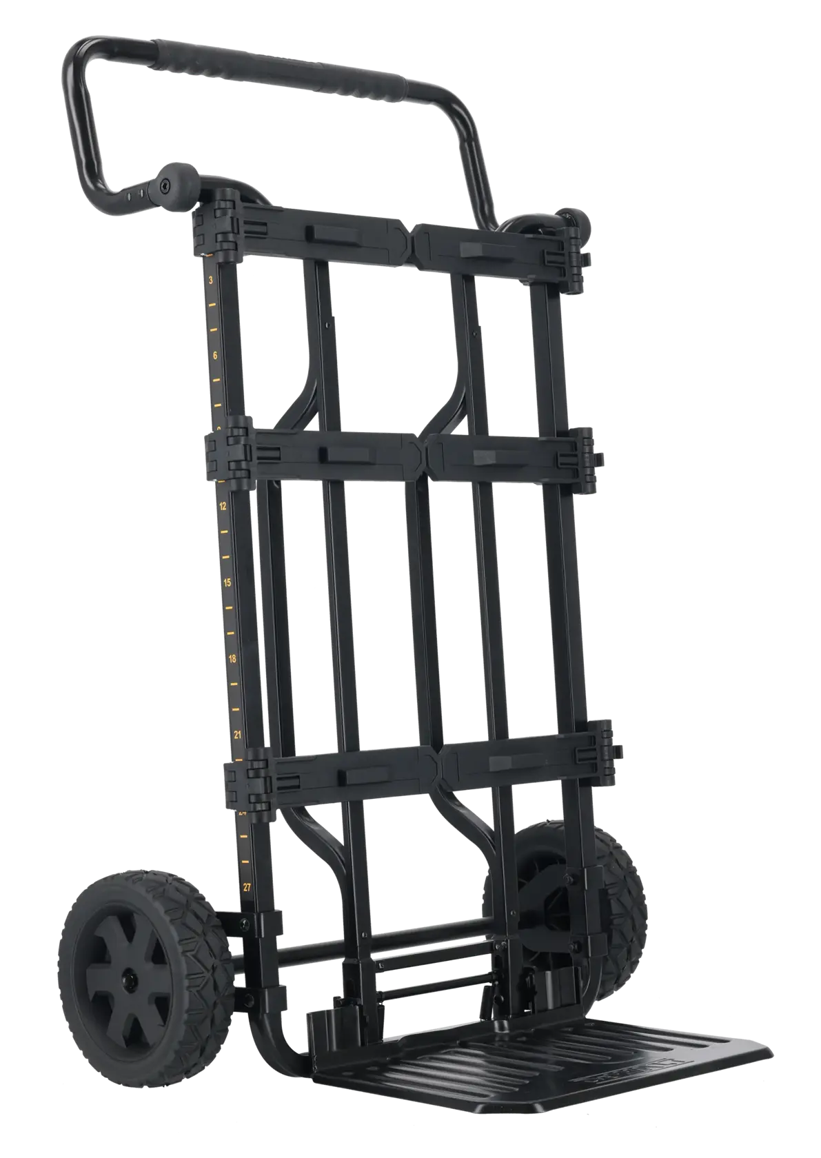Un carro de mano plegable DEWALT negro con ruedas grandes y resistentes y una asa robusta, diseñado para transportar objetos pesados. El marco incluye marcas de medición y una plataforma plegable.