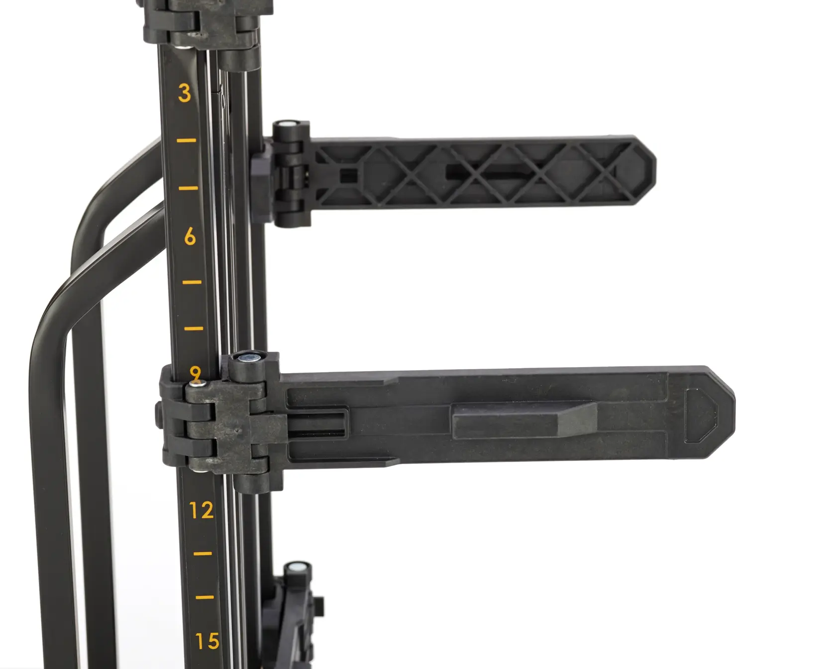 Primer plano de un brazo de soporte ajustable DEWALT con marcas de medición en un marco metálico vertical, utilizado para sujetar herramientas o materiales.