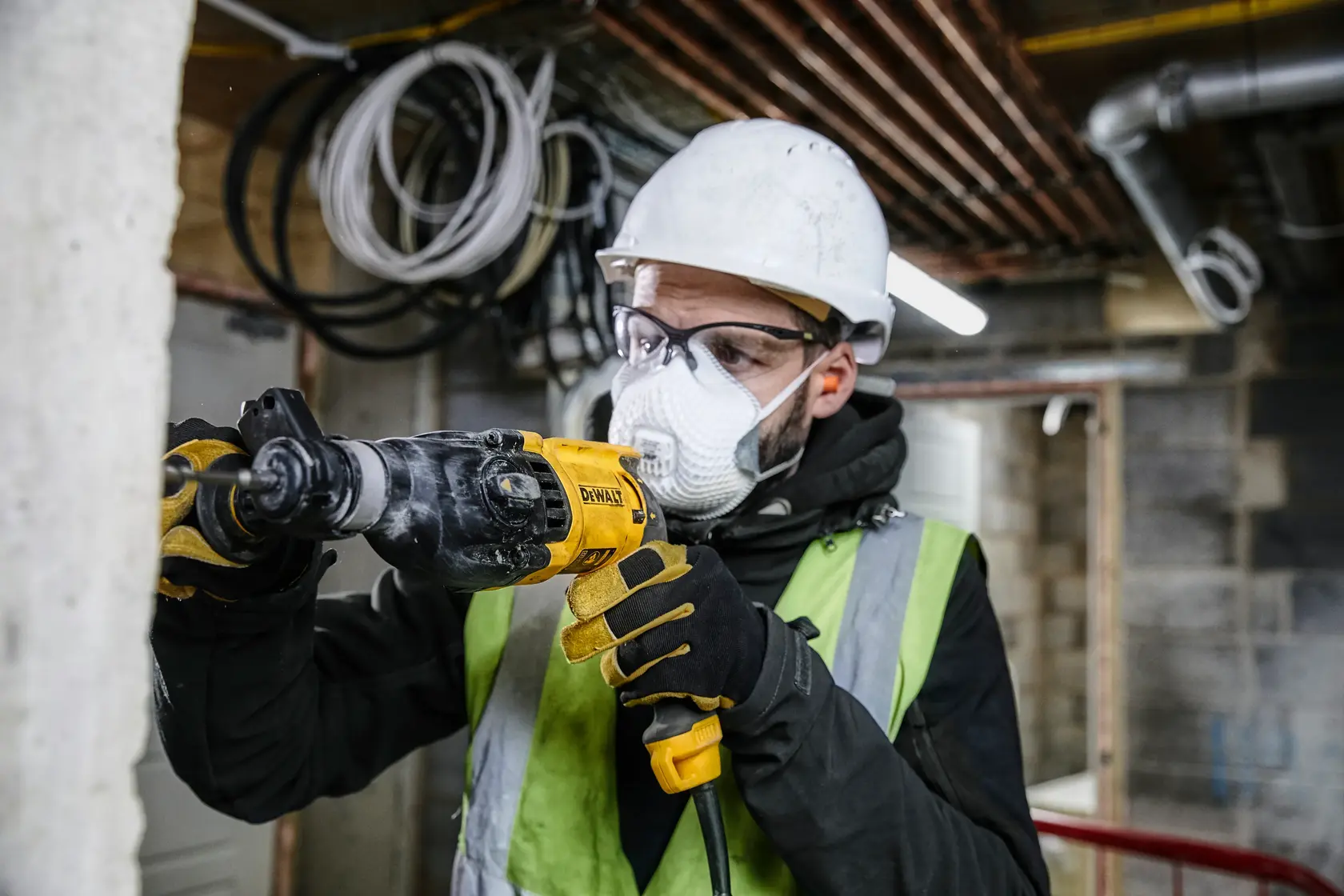 Foto de trabajador usando martillo DEWALT, SKUs D25133KB2 D25133K-AR D25133K-B2 D25133K-B2C D25133KBR D25133K D25133K-B3.