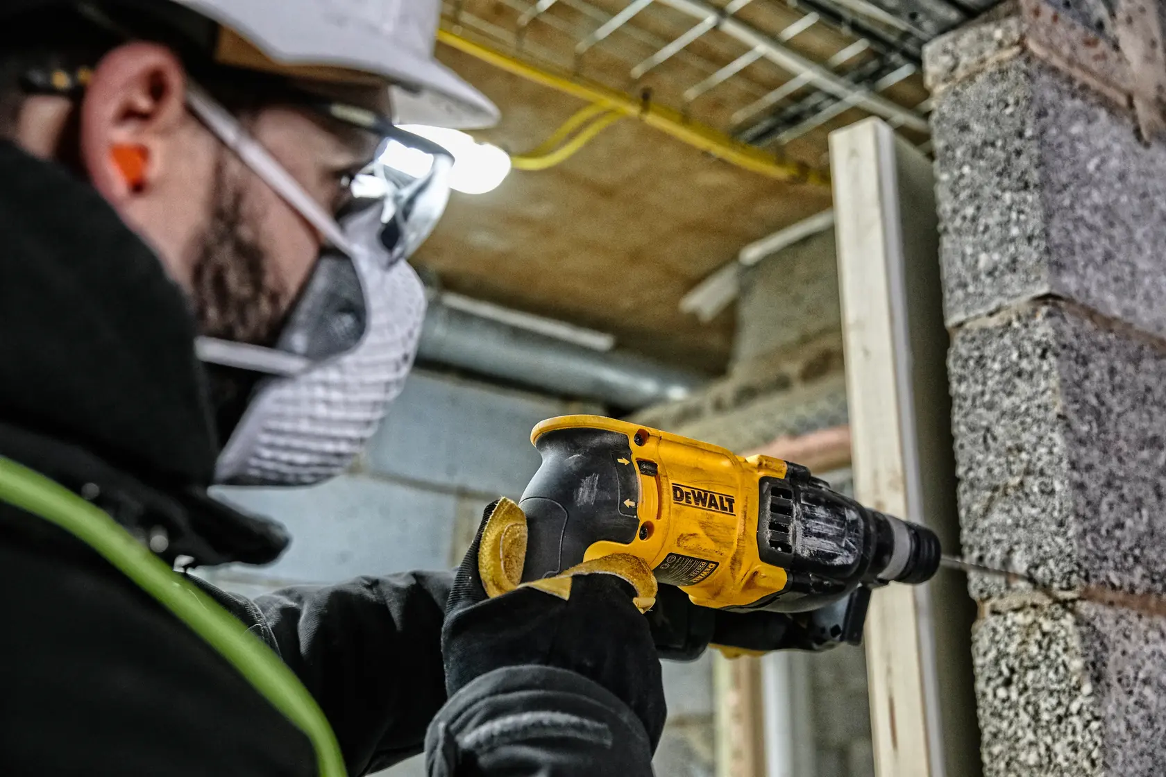 Foto de rotomartillo DEWALT en uso, SKUs D25133KB2, D25133K-AR, D25133K-B2, D25133K-B2C, D25133KBR, D25133K, D25133K-B3.