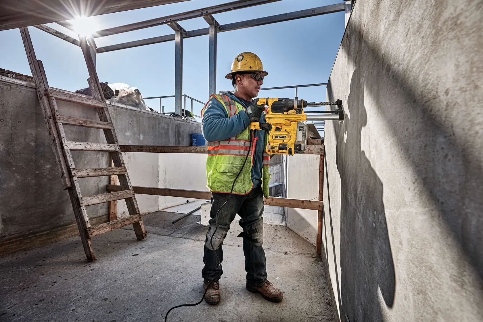 Foto de rotomartillo DEWALT en uso, SKUs D25333K-AR, D25333K-B2, D25333K-B3, D25333K, D25333K-B2C, en obra.