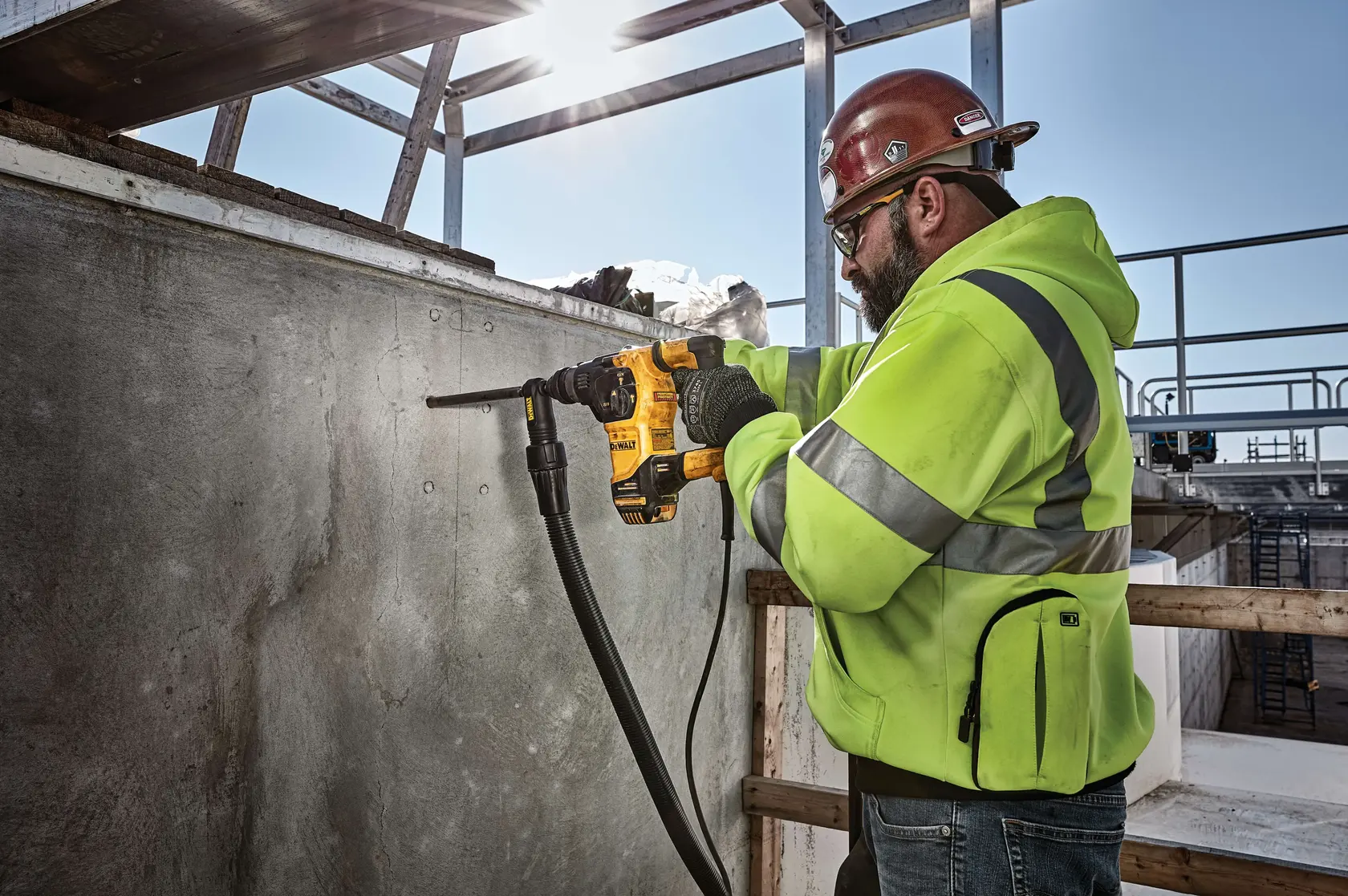 Foto de martillo rotativo DEWALT en uso. SKUs: D25333K-AR, D25333K-B2, D25333K-B3, D25333K, D25333K-B2C.