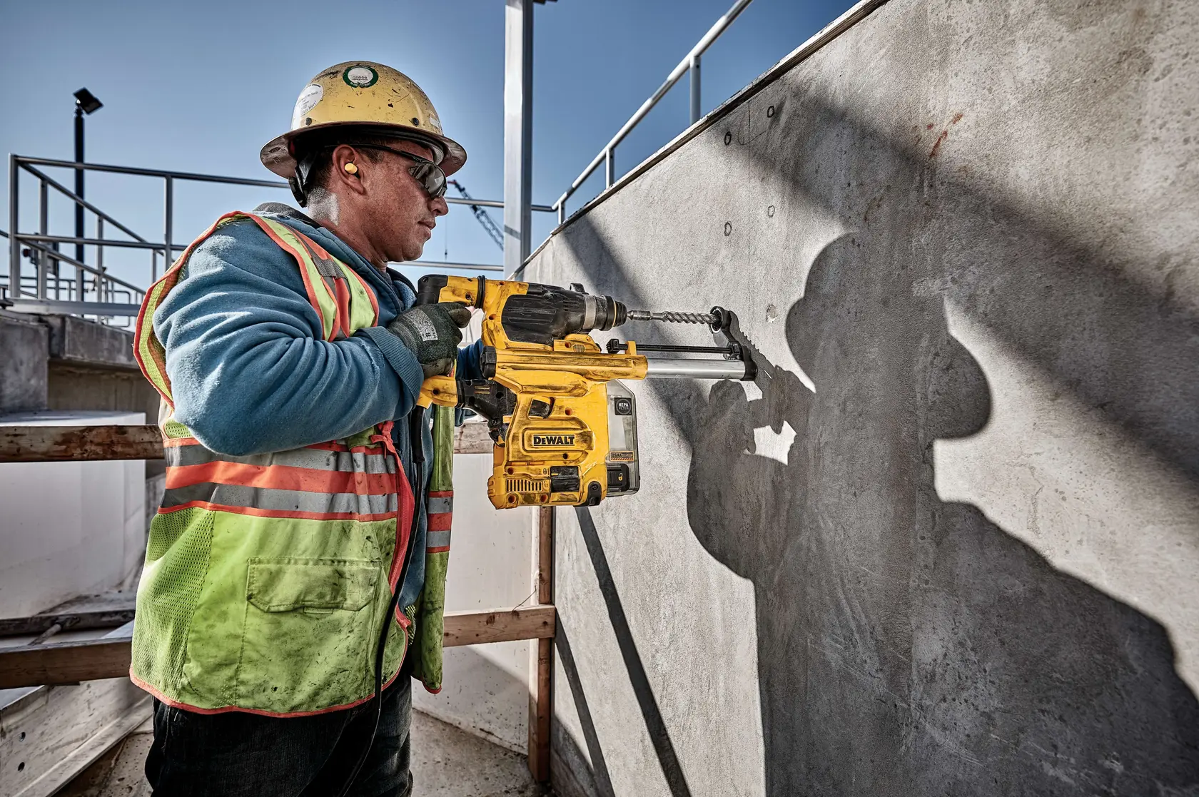 Foto martillo rotativo DEWALT, SKU D25333K-AR, D25333K-B2, D25333K-B3, D25333K, D25333K-B2C en uso en obra.