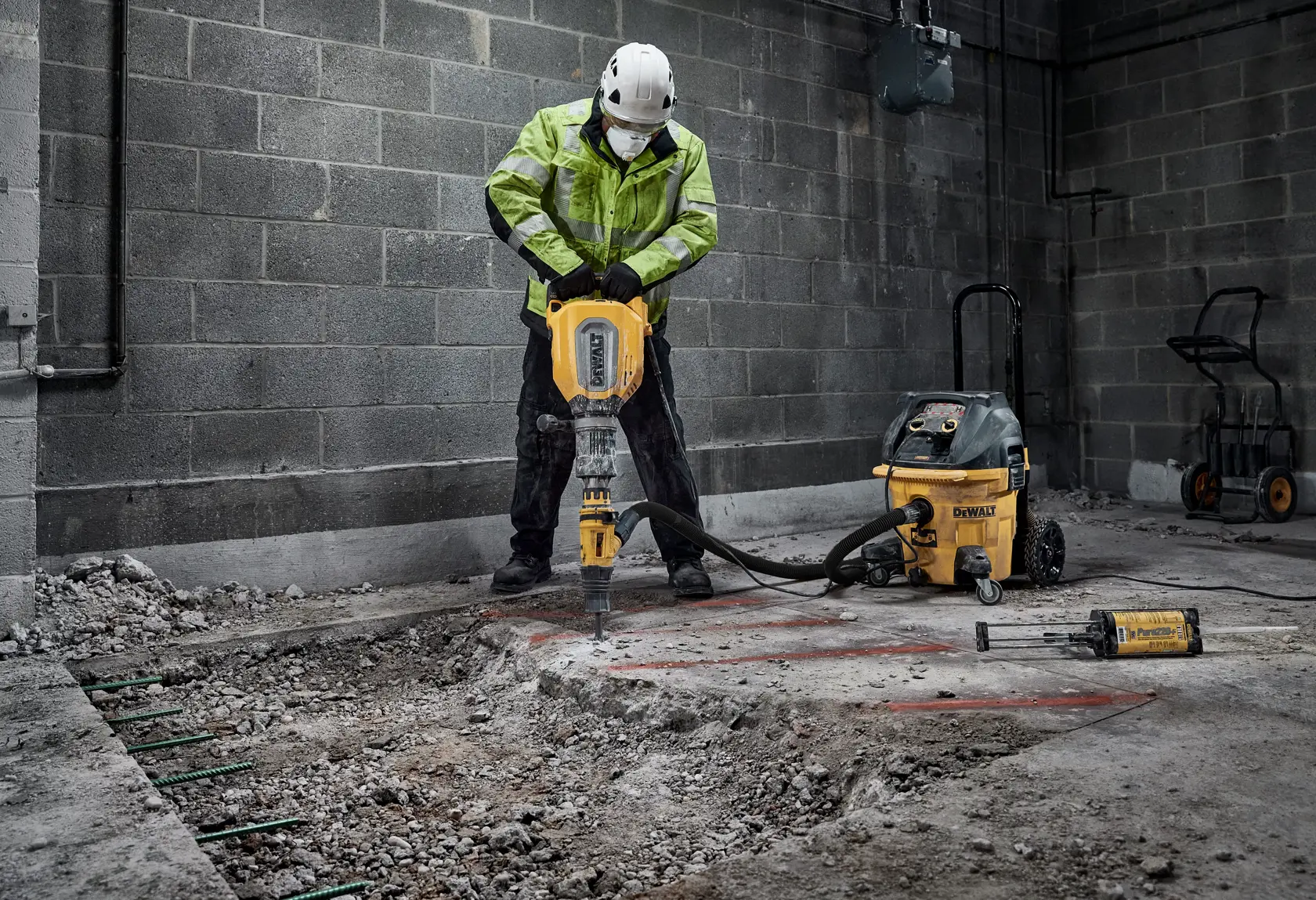Primer plano del mango de una herramienta eléctrica DEWALT con un botón de control inalámbrico y las palabras 'WIRELESS TOOL CONTROL' en letras amarillas y grandes en la parte inferior.