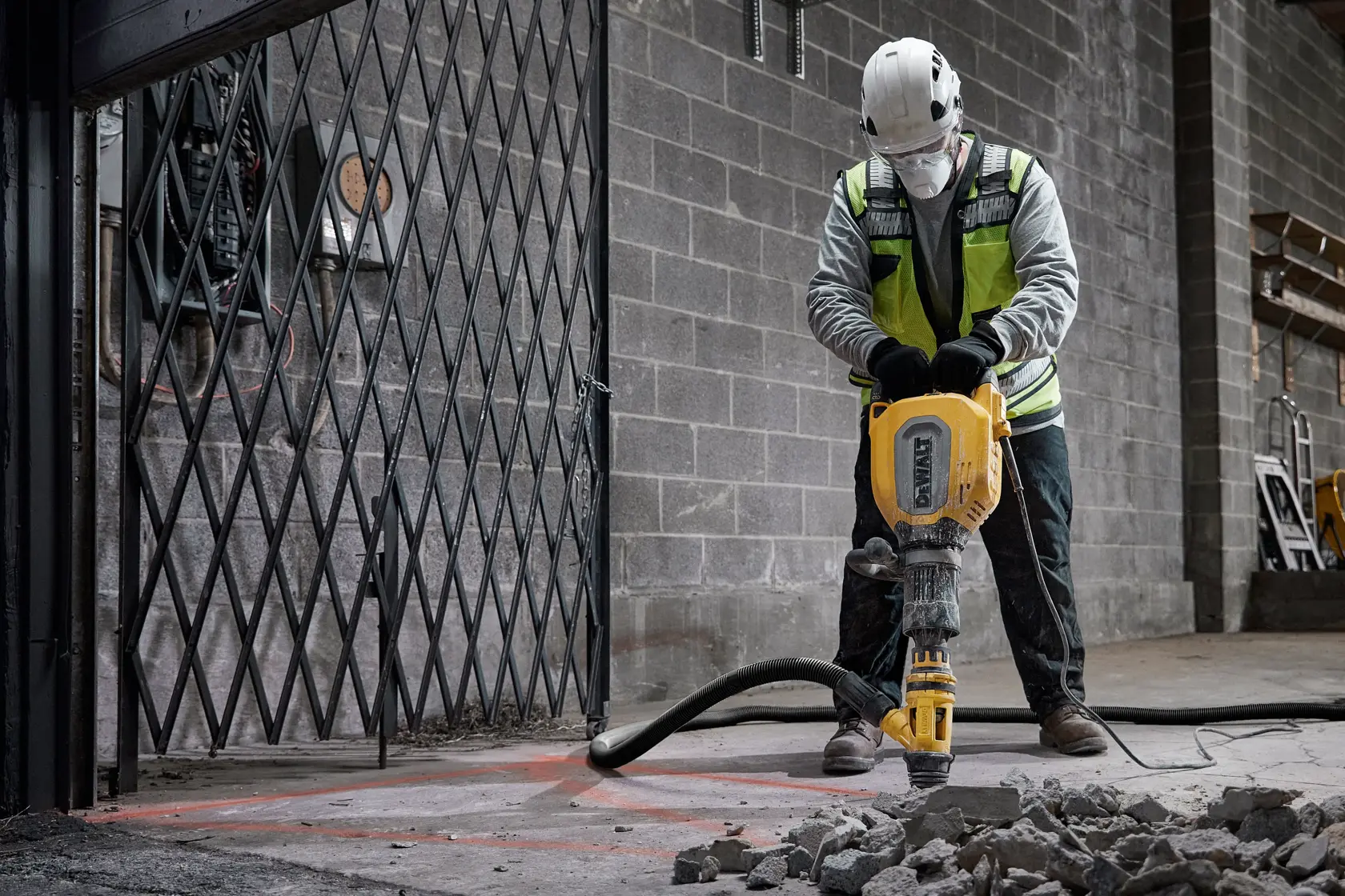 Image d'un marteau-piqueur DEWALT modèle D25911K avec des caractéristiques mises en avant, incluant le porte-outil SDS Max, le contrôle sans fil, la technologie d'absorption des chocs et un cadran de vitesse variable.