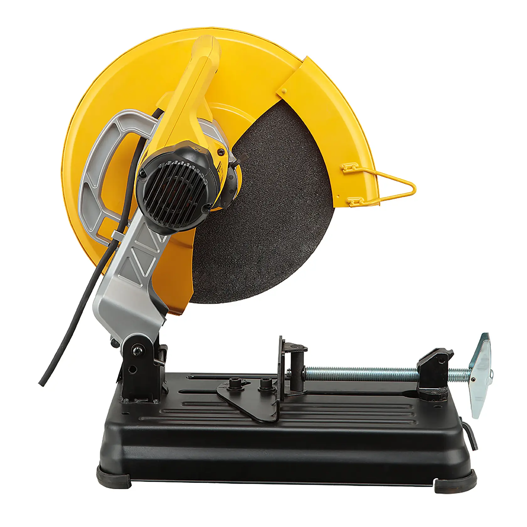 Un trabajador con casco de seguridad amarillo y chaleco de alta visibilidad está usando una sierra eléctrica amarilla DEWALT para cortar un tubo de metal en un almacén industrial. Salen chispas del área de corte. Hay tuberías y vigas de metal apiladas en el fondo.