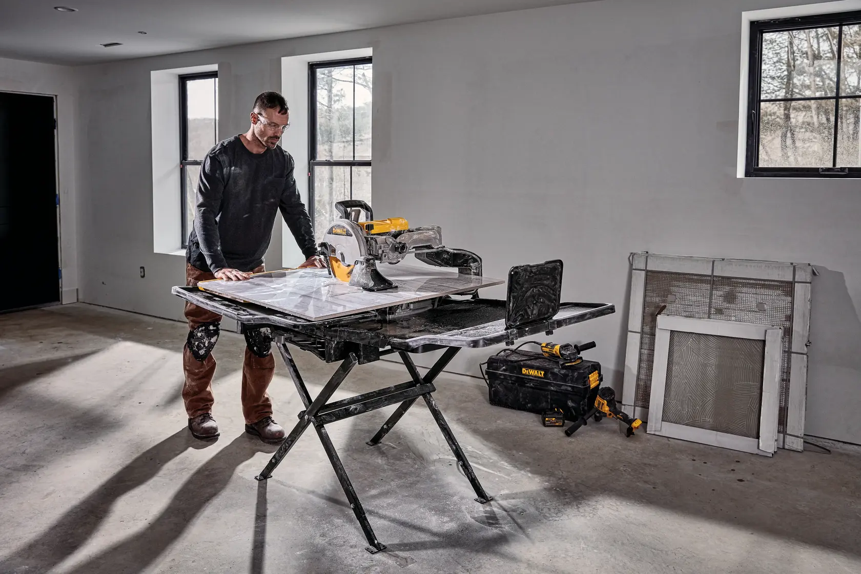 Foto de DEWALT sierra para azulejos D36000-QS, D36000 en soporte en taller, categoría fotografía.