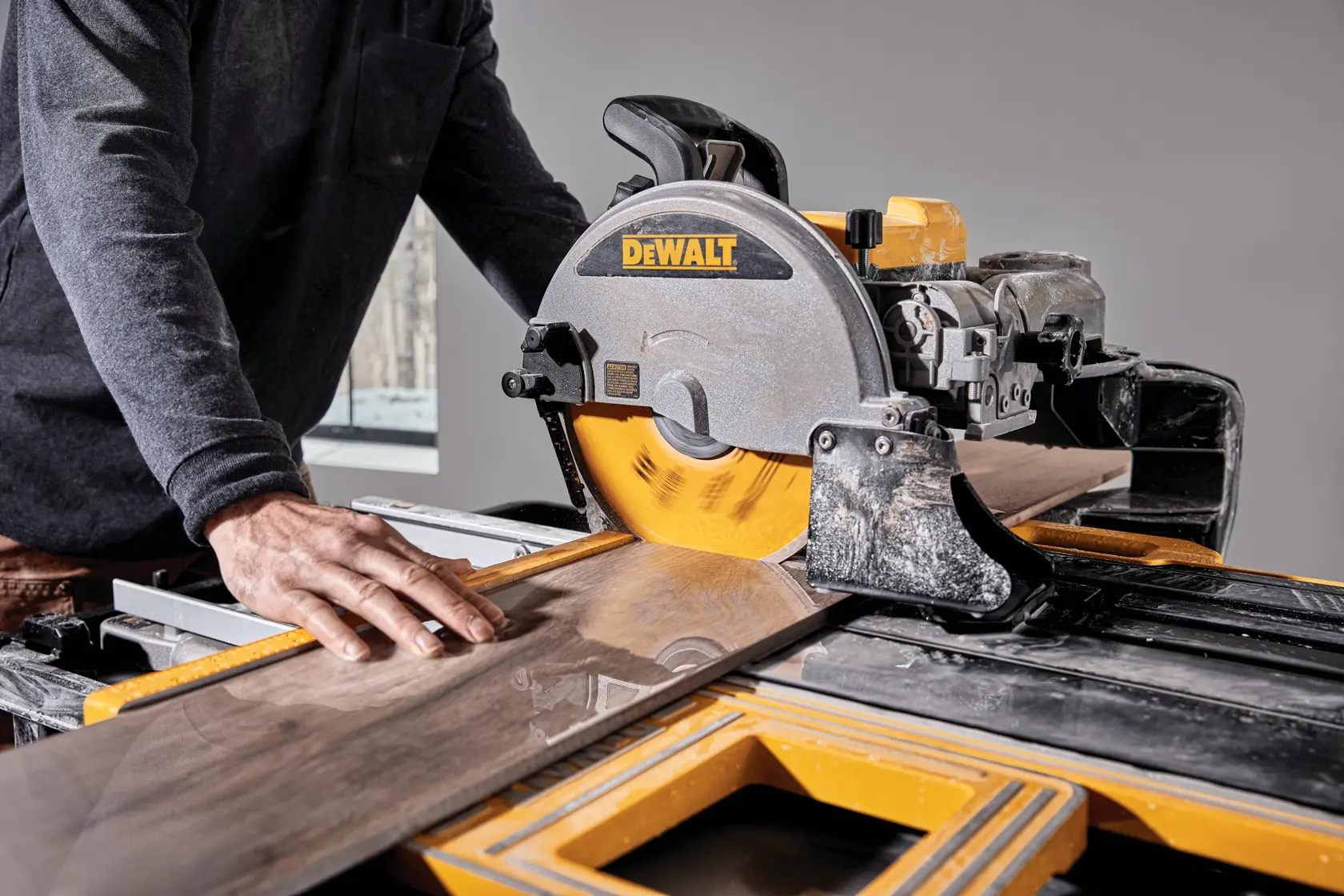 Foto sierra DEWALT para cerámica D36000-QS, D36000 cortando madera, diseño amarillo y negro.