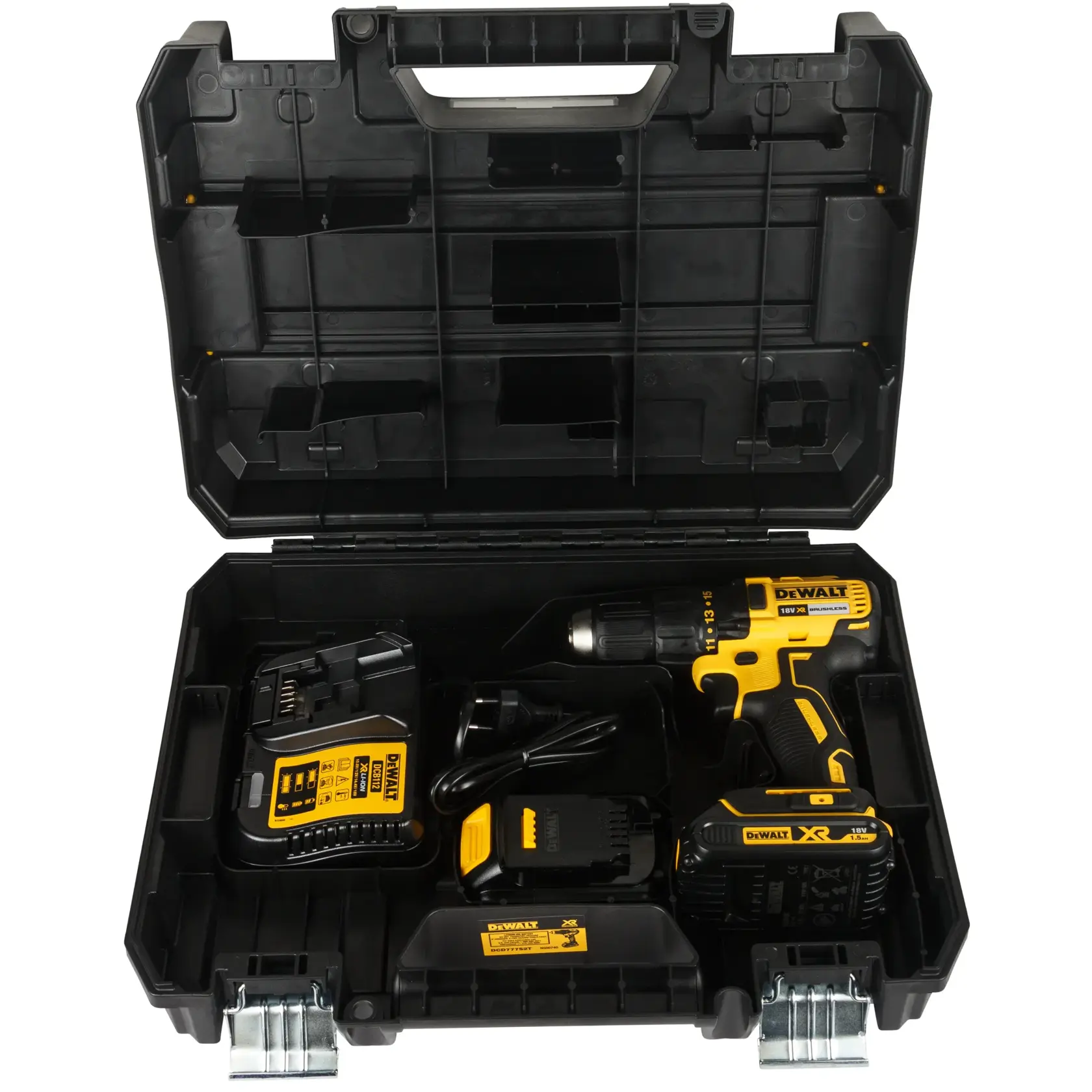 Un kit de taladro inalámbrico DEWALT con un taladro amarillo y negro, batería, cargador y accesorios organizados dentro de un maletín rígido negro de plástico.
