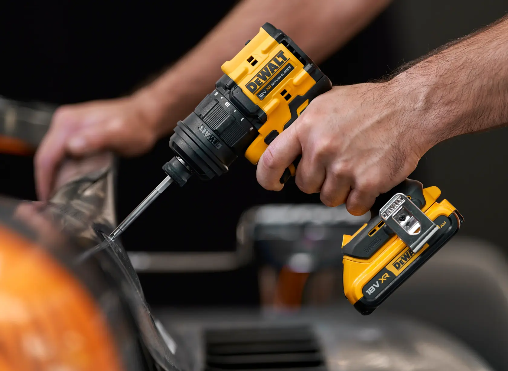 Taladro DEWALT en acción. Fotografía. SKUs: DCD803D2T-QW, DCD803D2T.