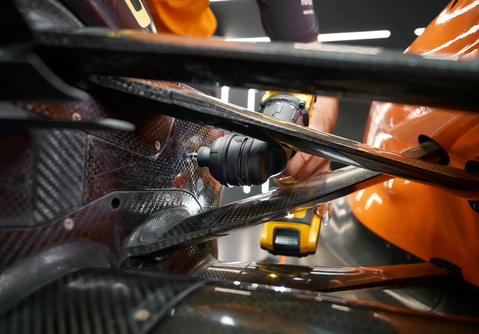 DEWALT DCD803D2T-QW, DCD803D2T usado en pieza de auto. Categoría fotografía. Vista de cerca.