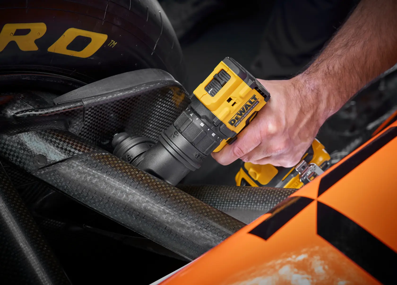 DEWALT DCD803D2T-QW, DCD803D2T taladro usado en parte de auto. Producto de fotografía en acción.