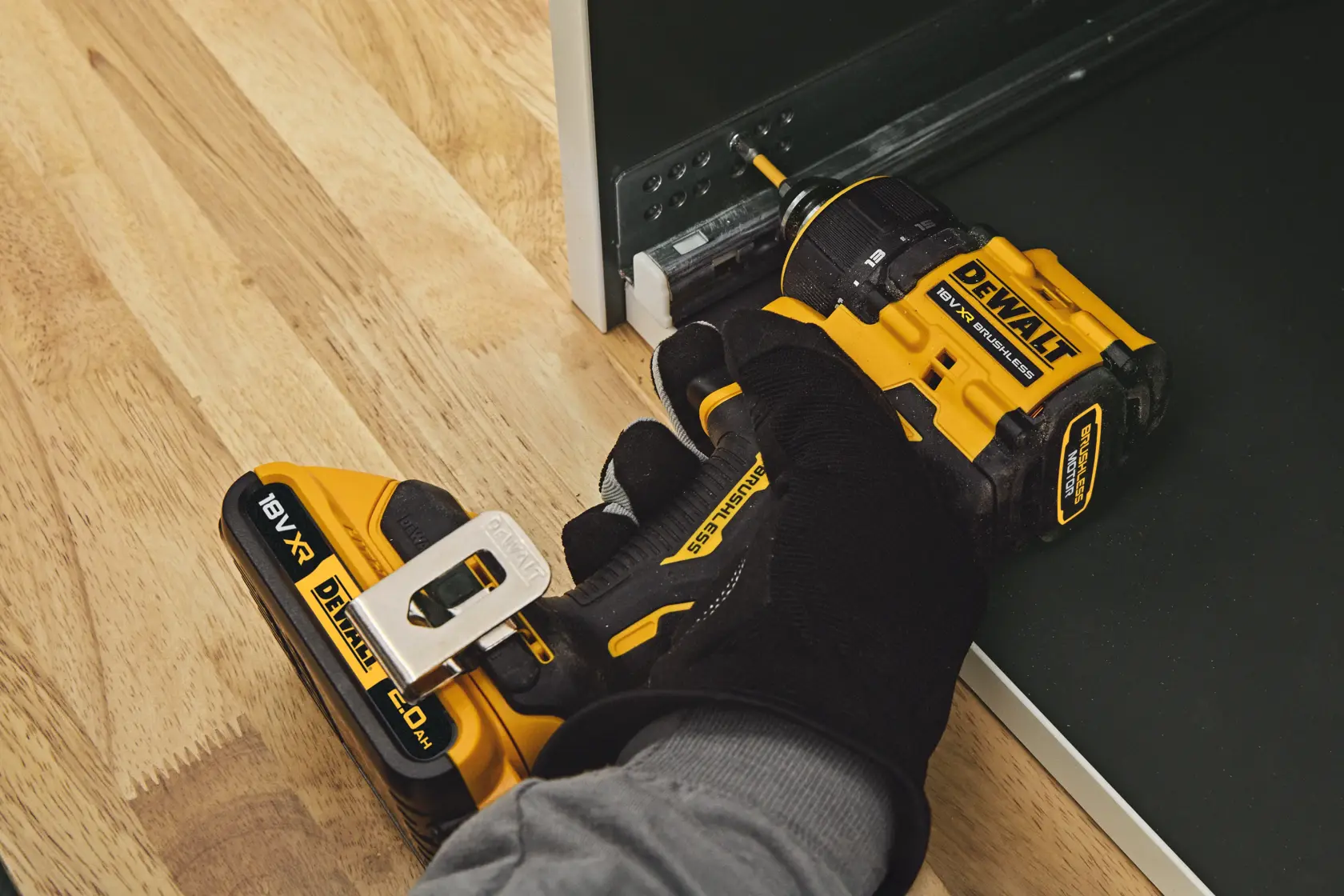 Taladro DEWALT DCD803D2T-QW, DCD803D2T utilizado en muebles, primer plano de herramienta y mano.
