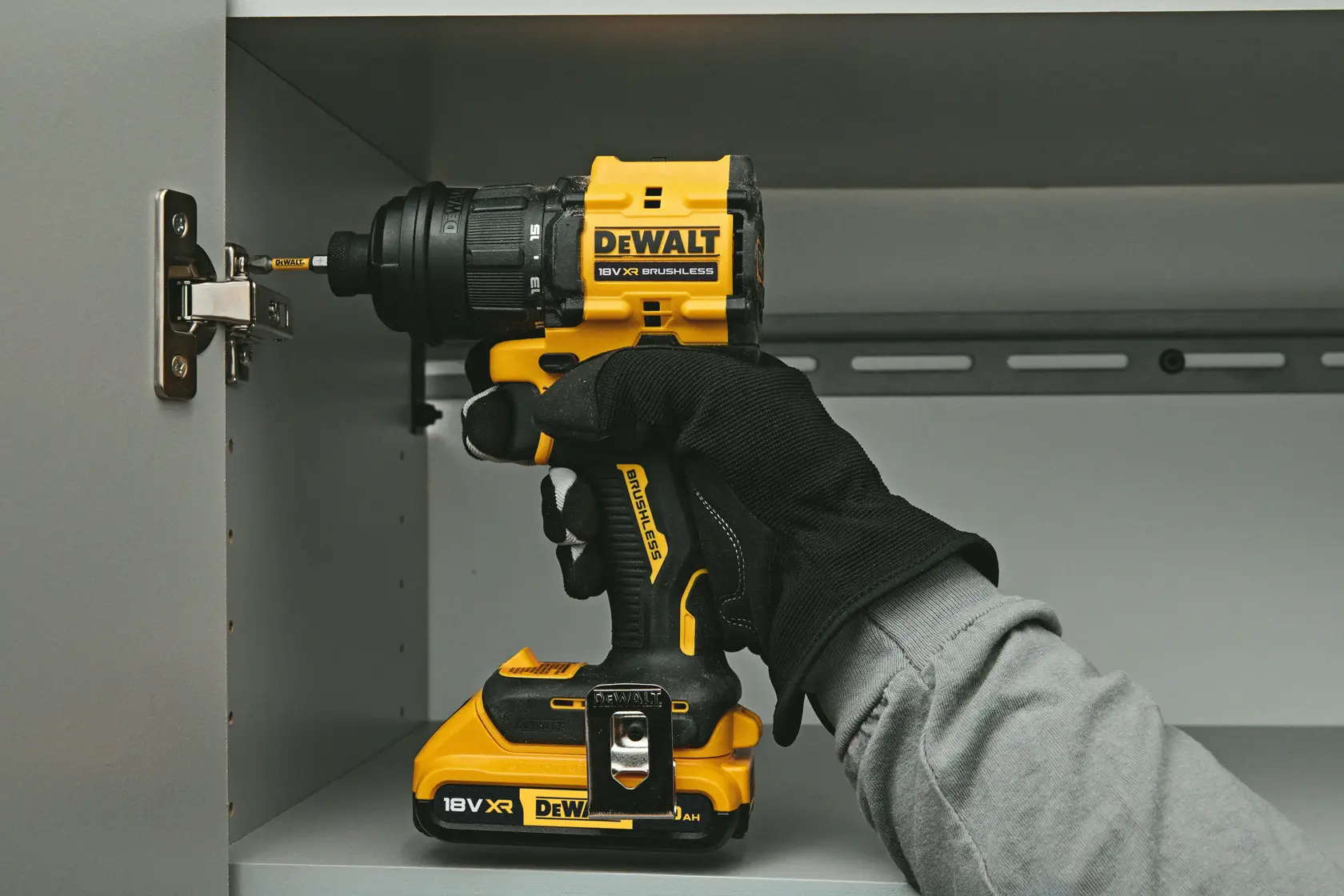 Taladro DEWALT DCD803NT-XJ, DCD803NT en gabinete. Producto fotografía.
