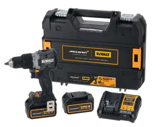 Kit de taladro inalámbrico DEWALT con la marca McLaren, que incluye un taladro, dos baterías 18V XR, un cargador de batería y un estuche rígido.