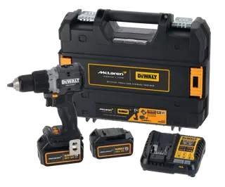 Un juego de taladro inalámbrico DEWALT que incluye un taladro negro y gris, dos baterías de litio 18V XR, un cargador de batería y un estuche de transporte negro resistente con la marca McLaren.