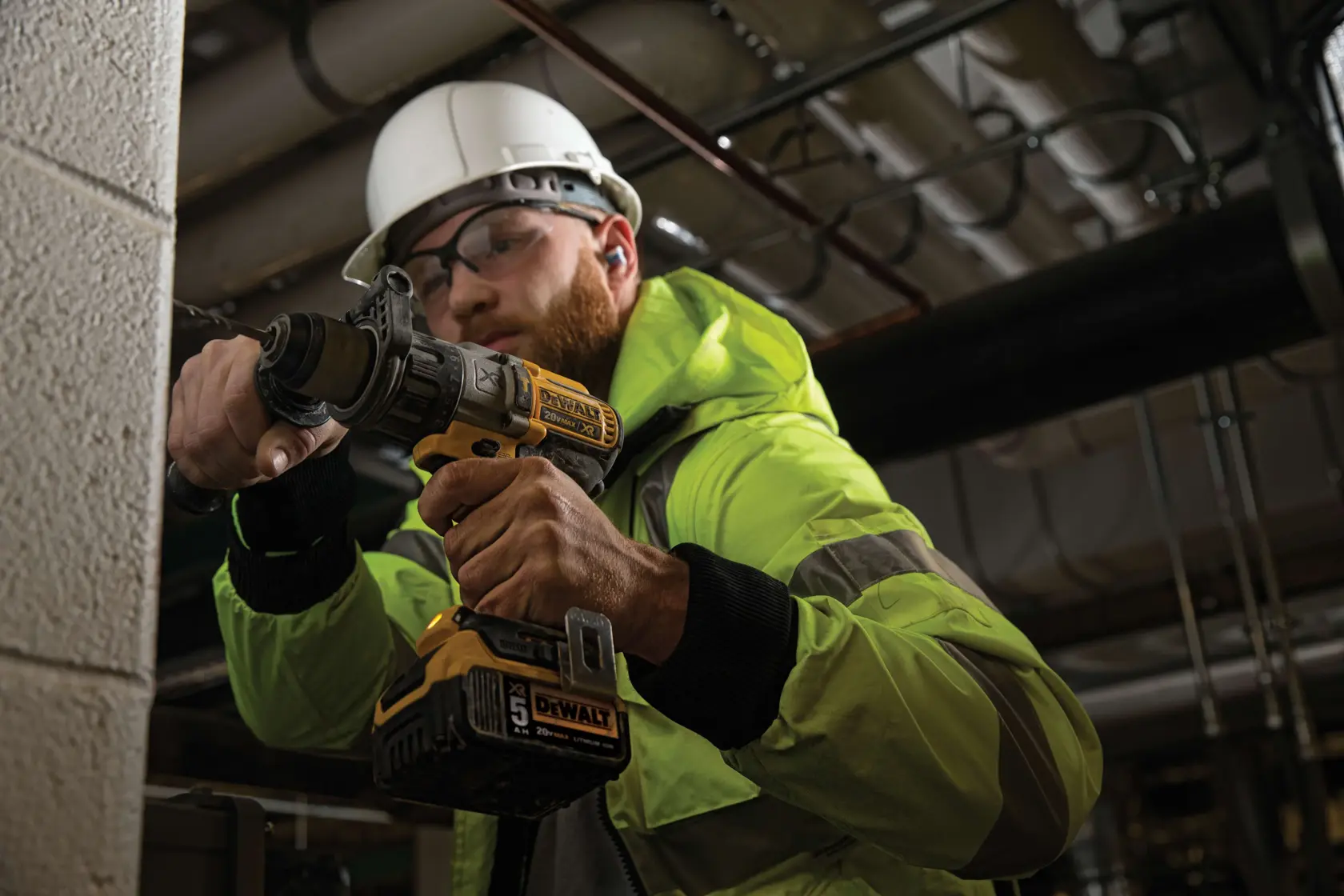 Taladro eléctrico inalámbrico DEWALT amarillo y negro con batería de litio-ion 20V MAX XR, con un mango cómodo y diseño compacto.