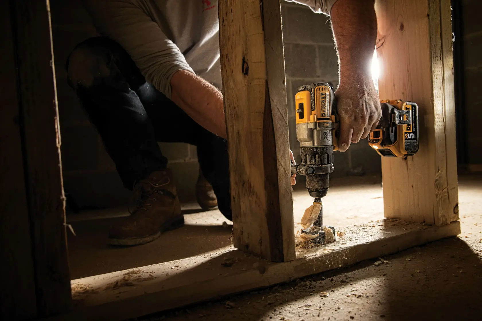 Un taladro inalámbrico DeWalt DCD996P2 20V Max XR con mango lateral, diseño amarillo y negro, batería de iones de litio de 5Ah y etiquetas de marca visibles.