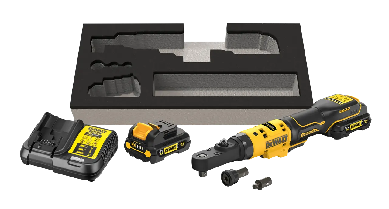 Kit de trinquete inalámbrico DEWALT que incluye una herramienta de trinquete, batería, cargador, accesorios y espuma para almacenamiento.