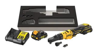 Kit de trinquete inalámbrico DEWALT que incluye una herramienta de trinquete, batería, cargador, accesorios y espuma para almacenamiento.