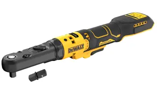 Una herramienta de trinquete inalámbrica brushless DEWALT DCF510N en amarillo y negro, con un accesorio desmontable situado al lado.