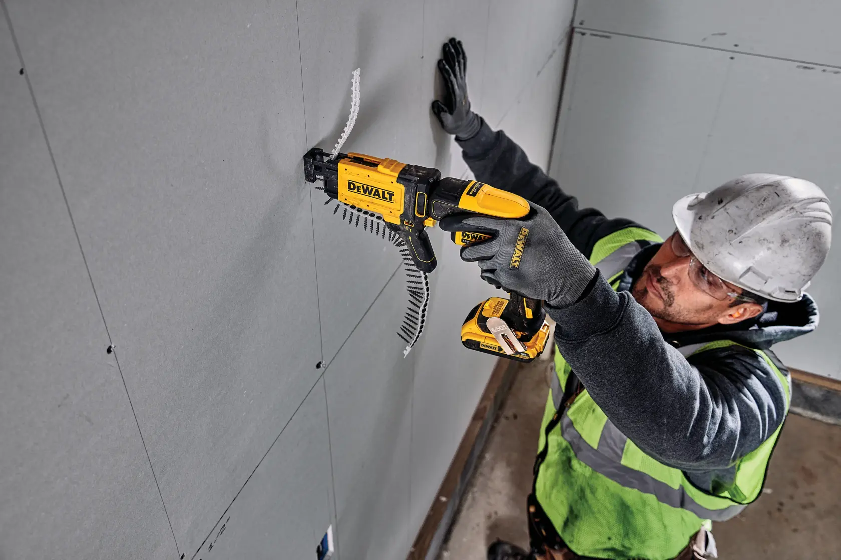 Vue latérale d'un accessoire de visseuse à plaques de plâtre DEWALT DCF6202 conçu pour être utilisé avec des outils électriques, avec une poignée et un boîtier jaune et noir.