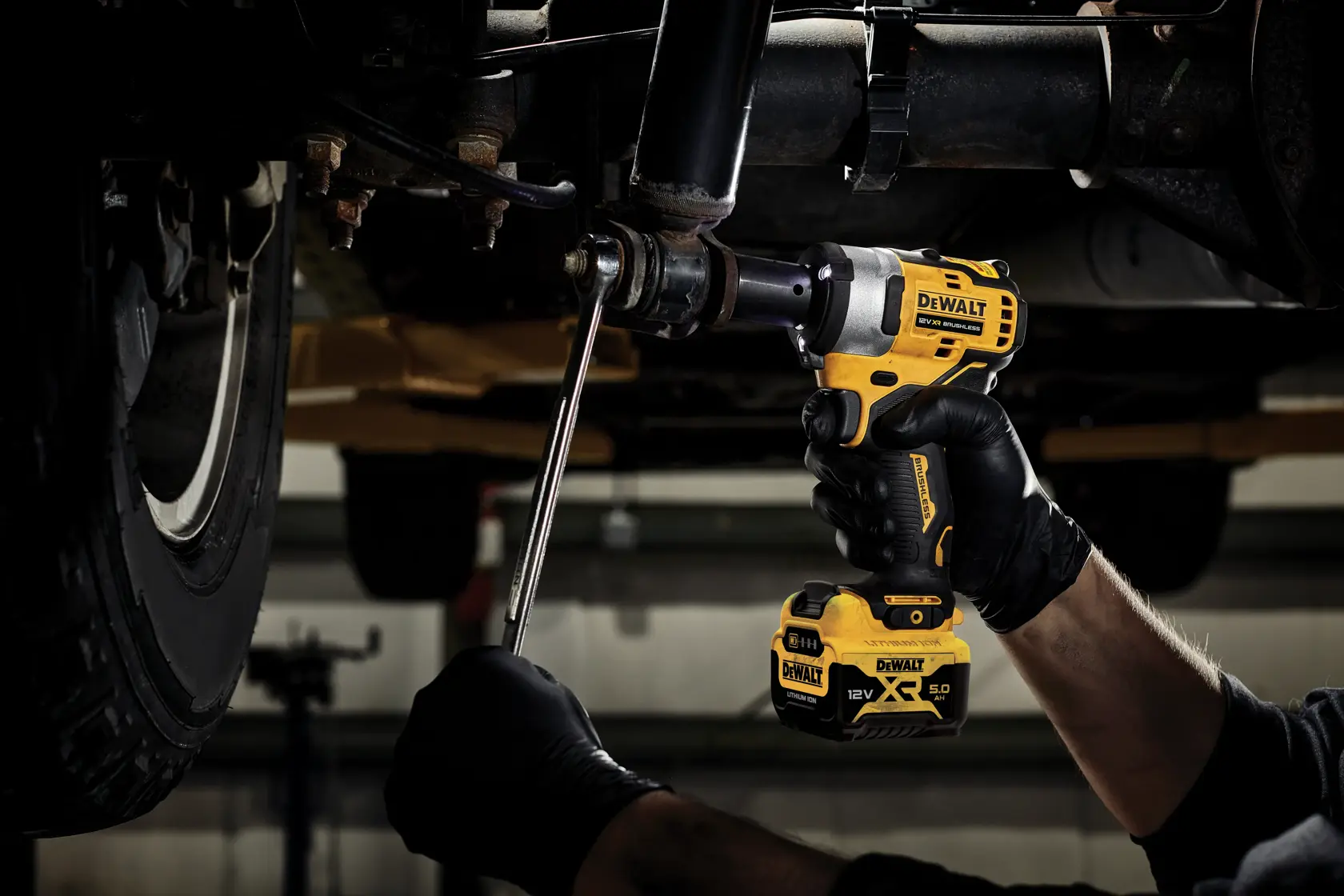 DEWALT DCF901P2, DCF901P2-QW llave de impacto usada bajo vehículo. Categoría fotografía.