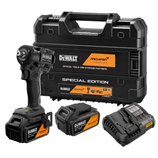 Una llave de impacto inalámbrica DEWALT Edición Especial, con diseño en negro y naranja, branding de McLaren y batería de 20V 5Ah.