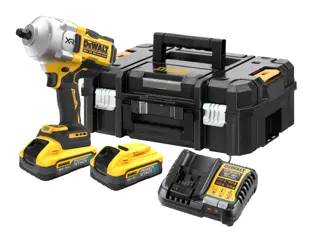Se muestra un kit de llave de impacto inalámbrica DEWALT, que incluye una llave de impacto amarilla y negra, dos baterías, una base de carga y un maletín resistente negro con asa.