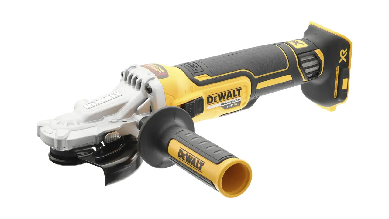 Logotipo de DEWALT en letras negras y audaces centrado sobre un fondo blanco.