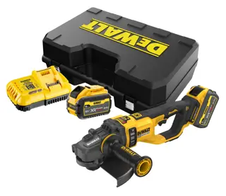 Un kit de amoladora angular inalámbrica DEWALT que incluye una amoladora angular amarilla y negra, dos baterías, un cargador y una resistente caja de transporte negra con el logo de DEWALT.