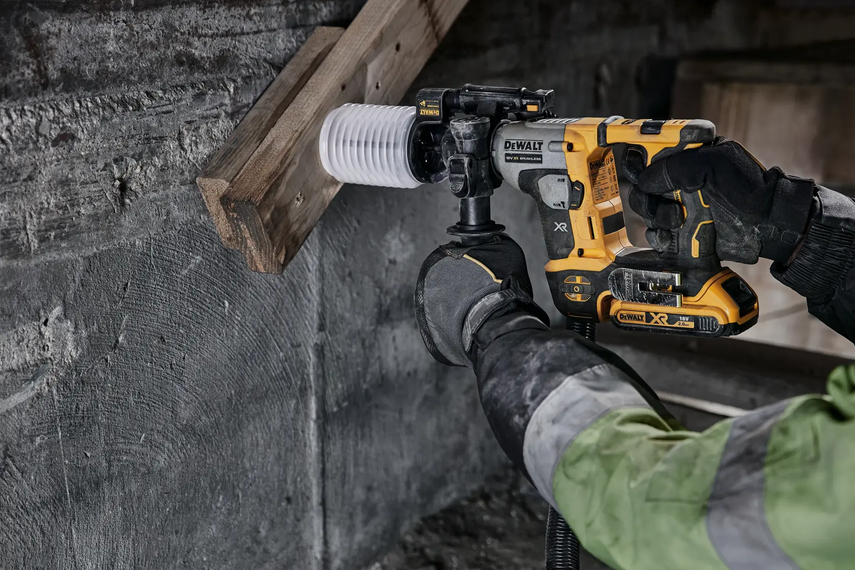 Foto de taladro DEWALT en uso, SKU DCH172NT-XJ, DCH172NT, amarillo y negro, perfora madera y concreto.