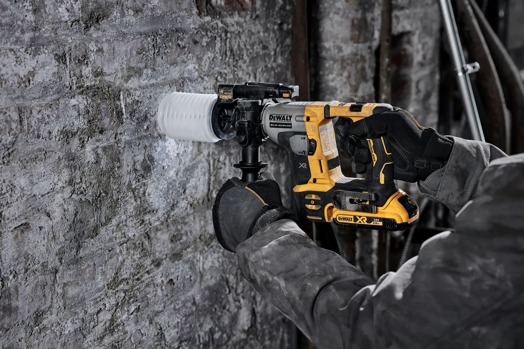 Foto de martillo rotativo DEWALT en pared, SKUs DCH172NT-XJ, DCH172NT, trabajador con guantes.