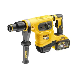 Logotipo de DEWALT en letras negras y audaces centrado sobre un fondo blanco.