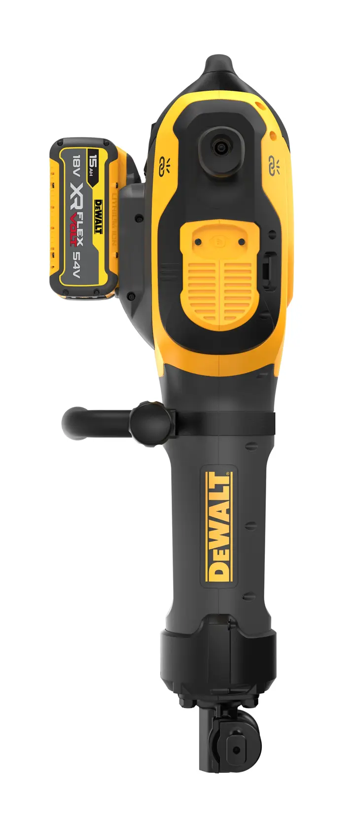 Un ouvrier du bâtiment portant un casque de sécurité et un gilet réfléchissant utilise un outil de démolition DEWALT pour casser du béton dans un environnement industriel. À proximité se trouvent un tuyau, une boîte à outils, un chariot et un projecteur sur trépied.