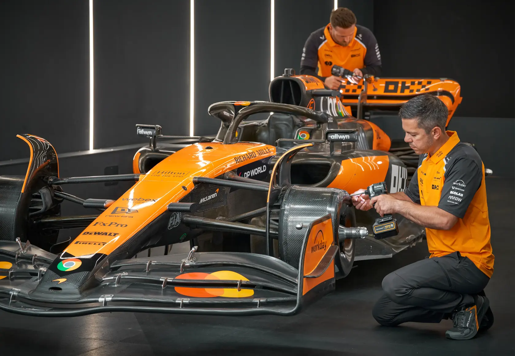 KIT McLaren XR 18V = DCD85M Taladro Percutor + DCF85M Atornillador Impacto + 2 baterías Li-Ion 5Ah + maletín TSTAK