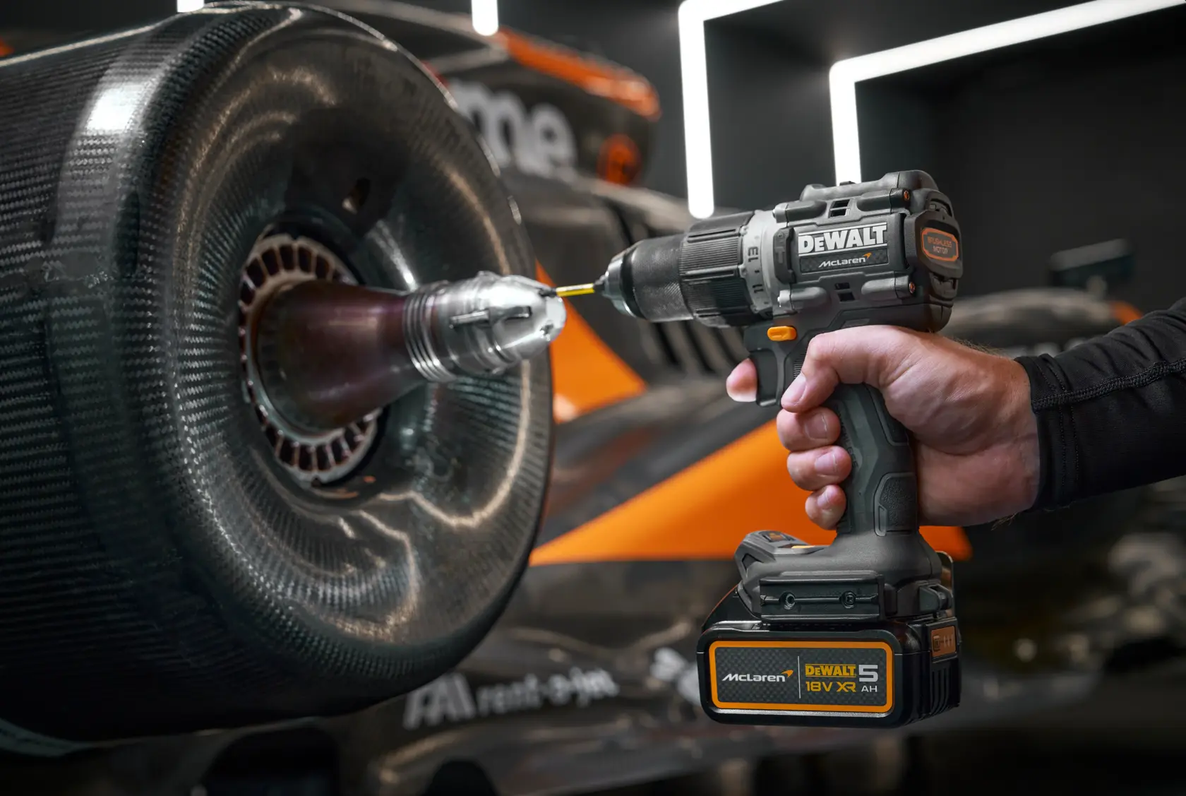 KIT McLaren XR 18V = DCD85M Taladro Percutor + DCF85M Atornillador Impacto + 2 baterías Li-Ion 5Ah + maletín TSTAK