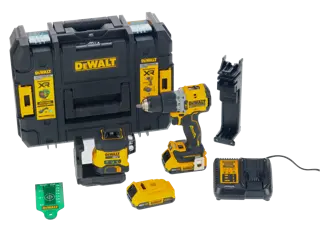 Un kit de herramientas eléctricas DEWALT que incluye una caja de transporte negra y amarilla, un taladro inalámbrico, un nivel láser, dos baterías, un cargador de baterías, un accesorio de montaje en pared y una placa de objetivo de medición verde.