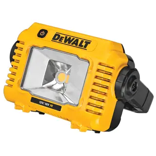 Una luz de trabajo LED portátil de color amarillo y negro con la marca 'DEWALT' en la parte superior. La luz tiene un reflector grande, un botón de encendido y manijas laterales. Está etiquetada para baterías XR de 12V y 18V.