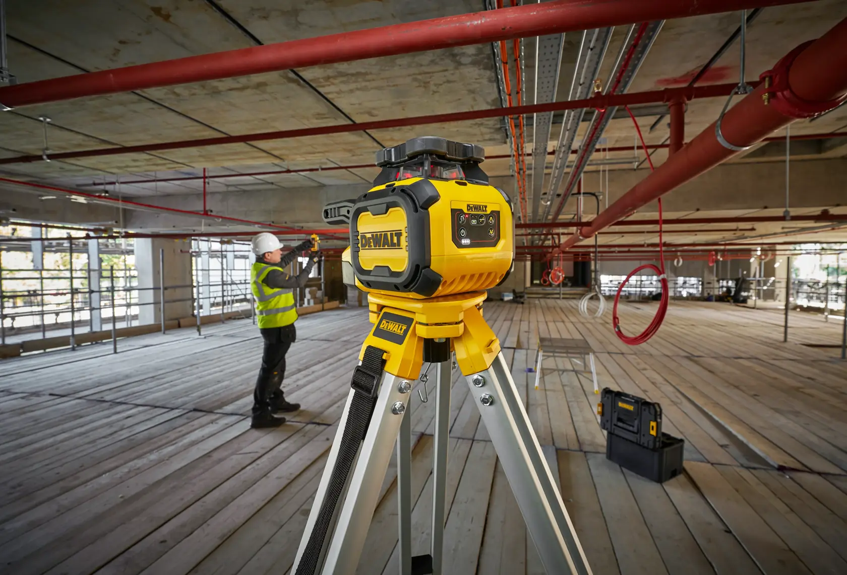 DEWALT DCLE15211R, DCLE15211R-QW nivel láser en trípode en obra. Categoría fotografía.
