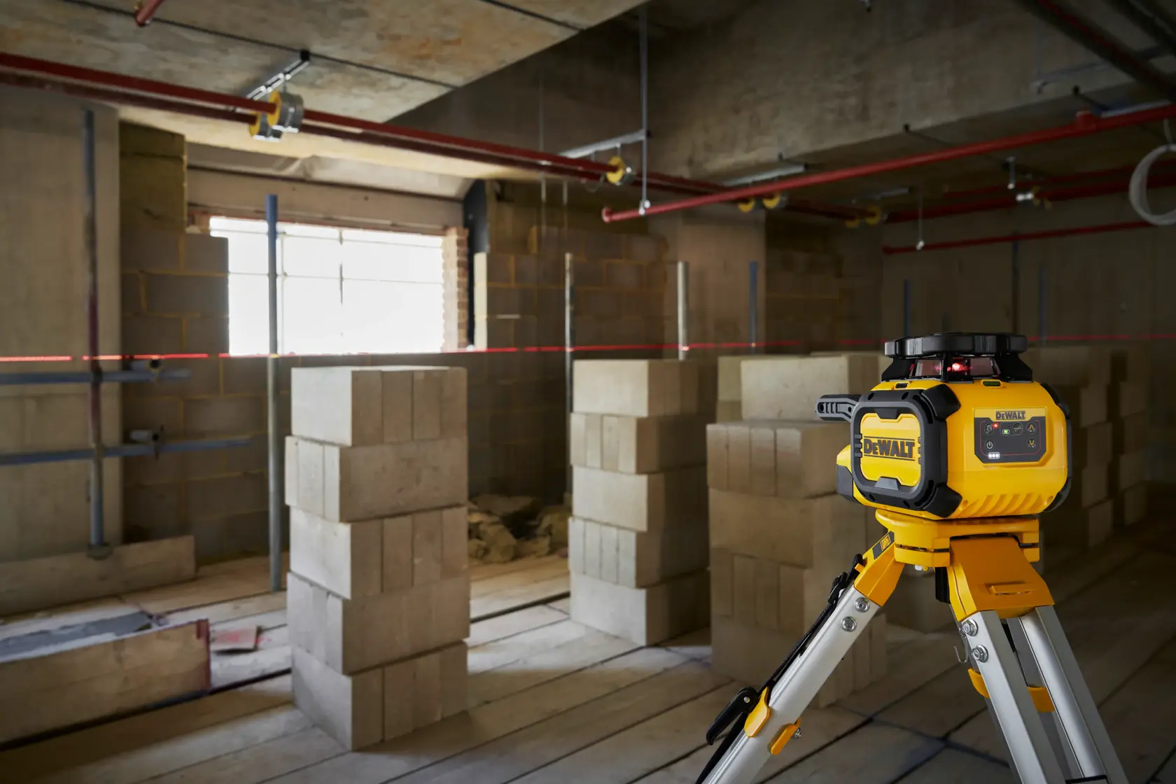 DEWALT DCLE15211R, DCLE15211R-QW nivel láser en trípode en obra con bloques.