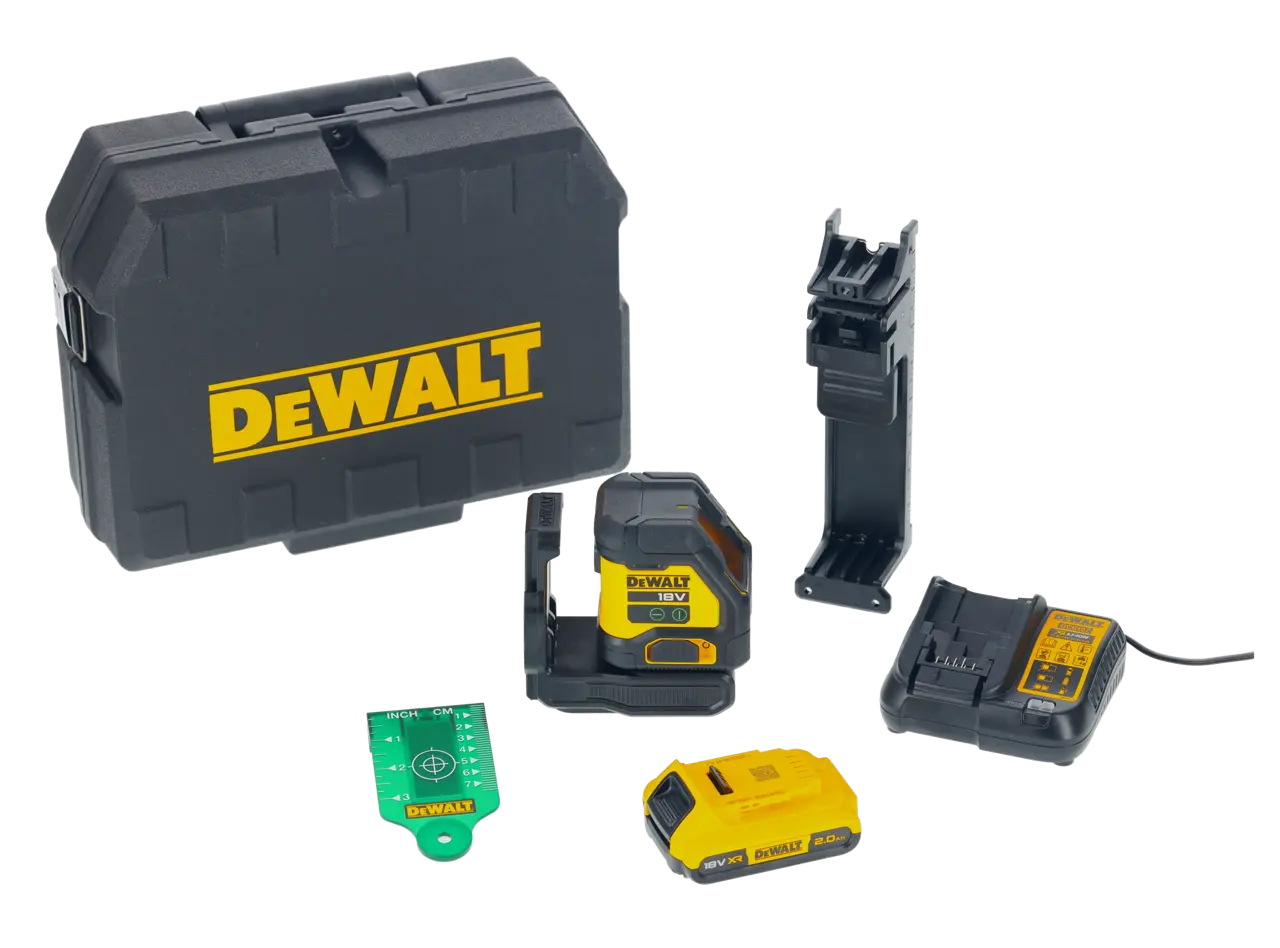 Un kit DEWALT que incluye un estuche rígido negro con el logotipo DEWALT, un nivel láser amarillo y negro, una batería, un cargador, un soporte de montaje y una tarjeta verde de objetivo de láser, todos dispuestos sobre un fondo blanco.