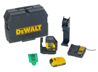 Un kit DEWALT que incluye un estuche rígido negro con el logotipo DEWALT, un nivel láser amarillo y negro, una batería, un cargador, un soporte de montaje y una tarjeta verde de objetivo de láser, todos dispuestos sobre un fondo blanco.