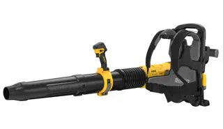 Un soplador de mochila inalámbrico sin escobillas DEWALT, en colores negro y amarillo, con correas para los hombros y una boquilla larga para tareas de limpieza al aire libre.