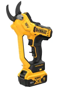 Una tijera de podar eléctrica inalámbrica DEWALT de 18V con un diseño ergonómico amarillo y negro, equipada con una batería recargable y una hoja afilada para cortar ramas.