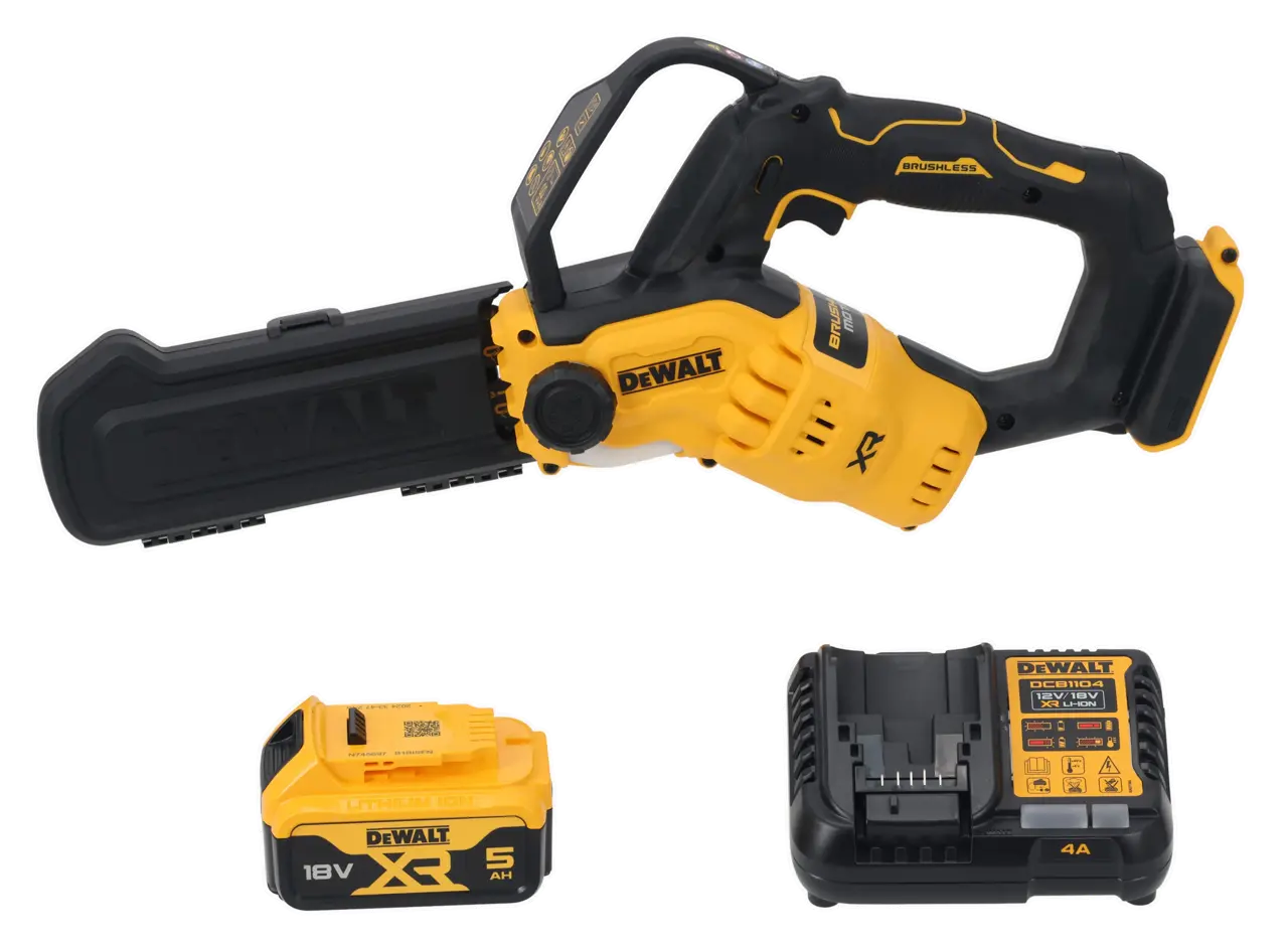 Sierra de pértiga inalámbrica DEWALT con cuerpo amarillo y negro, mostrada con protector de barra, una batería de 18V XR 5Ah de ion de litio y un cargador compatible.