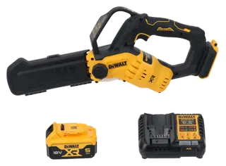 Sierra de pértiga inalámbrica DEWALT con cuerpo amarillo y negro, mostrada con protector de barra, una batería de 18V XR 5Ah de ion de litio y un cargador compatible.
