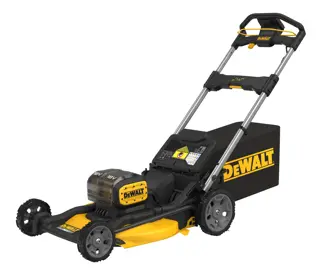 Un cortacésped inalámbrico DEWALT con un diseño negro y amarillo, con caja de recolección trasera y ruedas resistentes.
